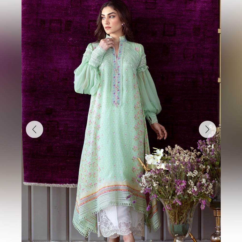 FARAH TALIB AZIZ FLORA - PRINTED TUNIC. Size Small. Top only.